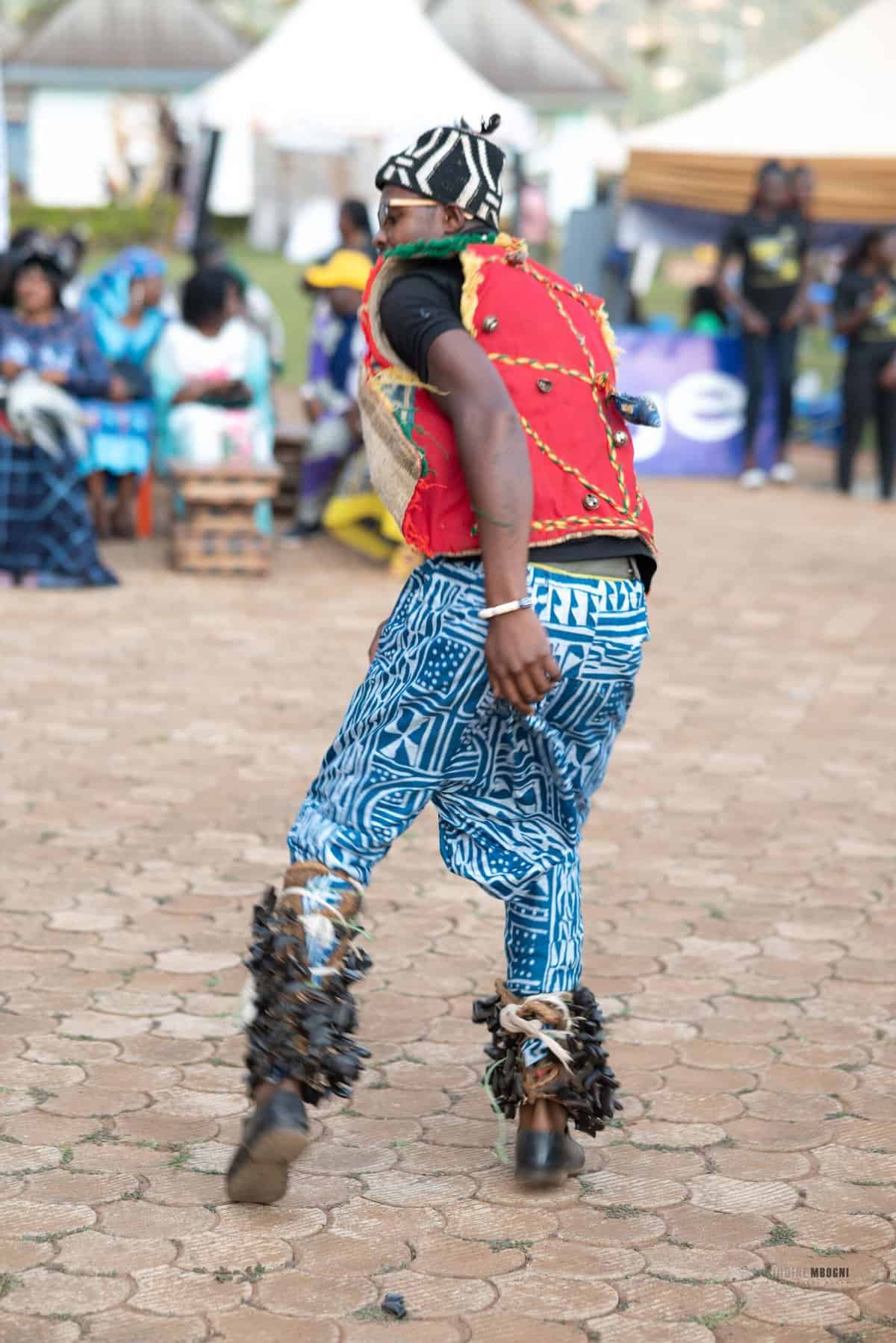 Danseur traditionnel en pays Bamiléké - Photo by Sidoine Mbogni