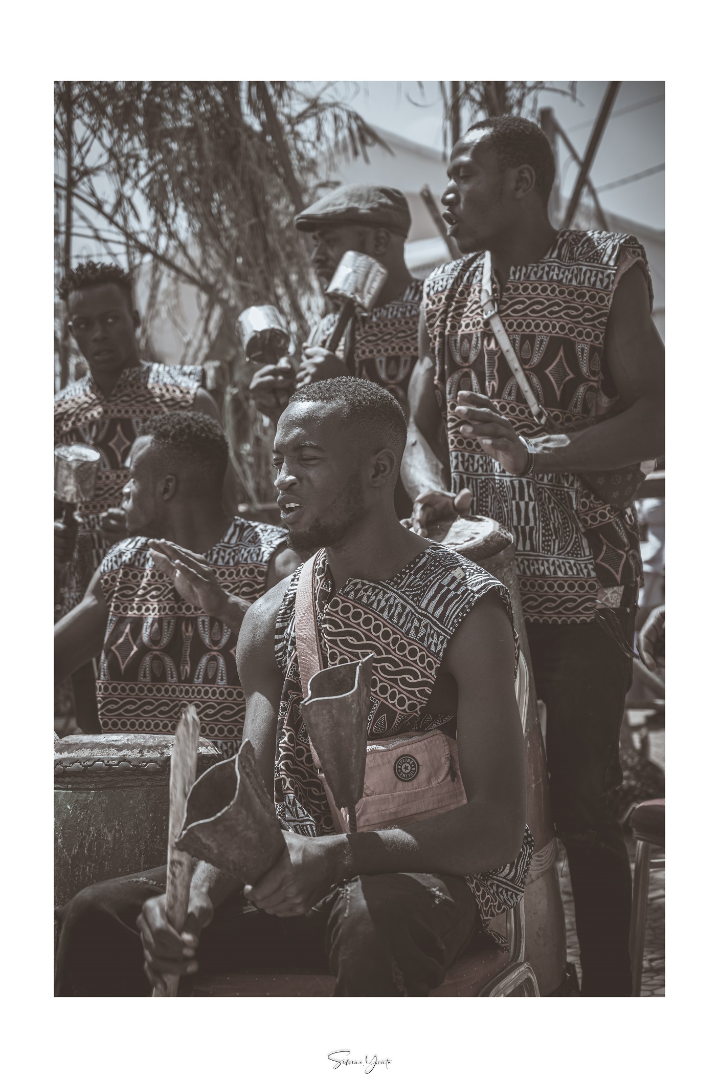 Jeunes batteurs lors d'une danse traditionnelle en pays bamiliké - ©Sidoine Mbogni